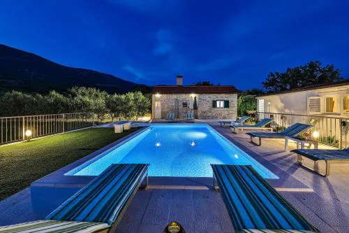 Home Away from home with outdoor pool, botanical garden and a beautiful sea view