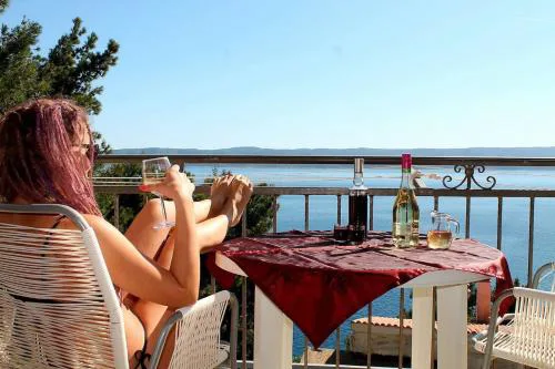 Entire home with a swimming pool for 12 in Marusici
