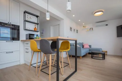 NEW LILI Apartment - Cosy Sea View Apartment with Free Parking