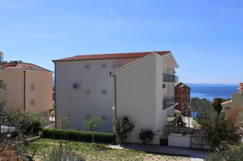 Apartments with parking space Nemira, Omis - 4652