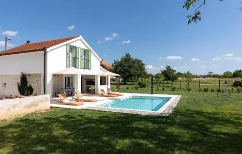 Gorgeous Home In Sinj
