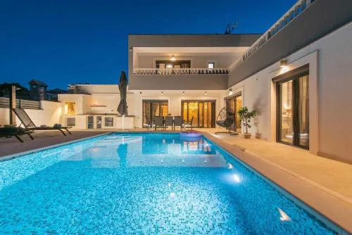 Luxury Villa Heated Pool, 6 persons, Jacuzzi, Sea View