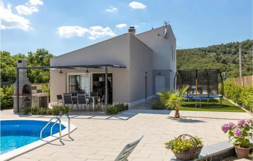 Gorgeous Home In Dograde With Wifi