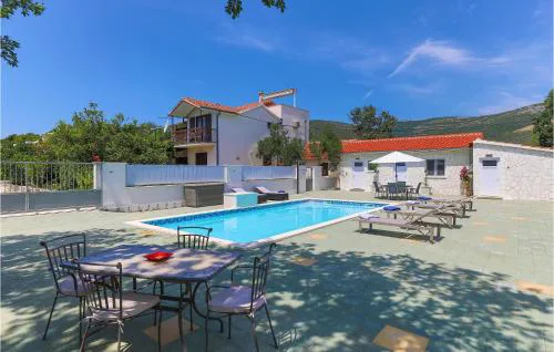 Cozy Apartment In Kastel Novi