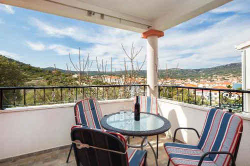 1 - Modern apt w big garden & terrace w sea view