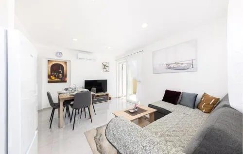 2 Bedroom Amazing Apartment In Vinisce