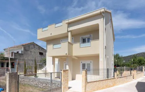 2 Bedroom Gorgeous Apartment In Vinisce