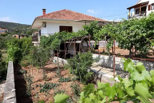 Apartments with parking space Vinisce, Trogir - 4276