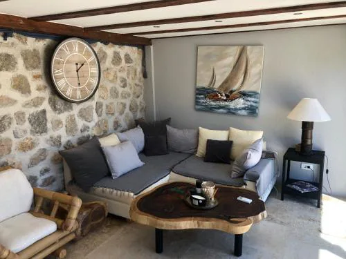 Private Cottage in olive grove with heated Pool