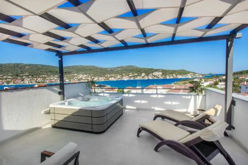 Villa Dalmatian Child with swimming pool, close to the beach