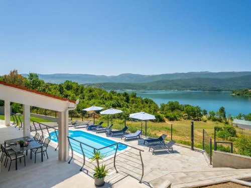 Holiday Home Escape on lake by Interhome