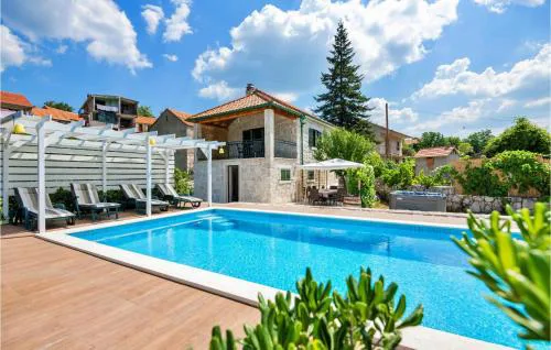 Amazing Home In Zagvozd With Jacuzzi
