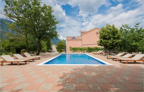 Three-Bedroom Apartment In Rastovac