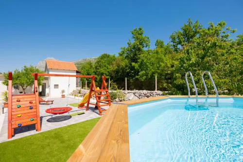 Nika Vacation House