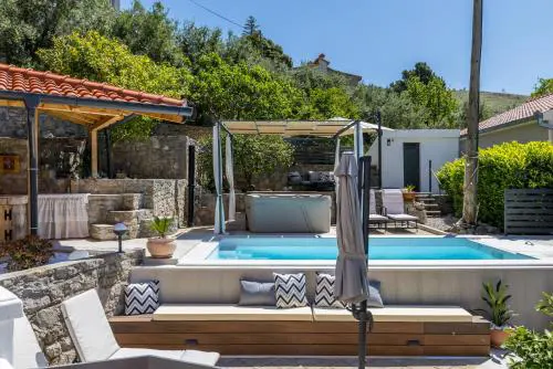 Family holiday house with jacuzzi