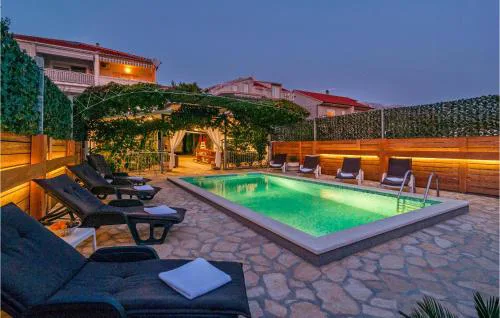 Six-Bedroom Holiday Home In Zrnovnica