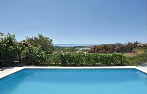 Two-Bedroom Apartment Zrnovnica With Sea View 06