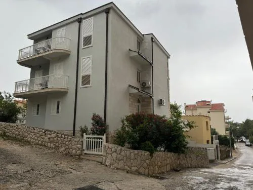 House 100m from the beach with free parking and breakfast