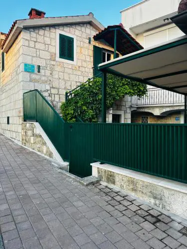 L&L Kamena House Apartments