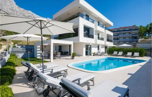 Stunning Apartment In Baska Voda