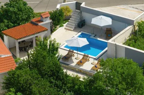 Villa Ella - swimming pool, garden, baby friendly