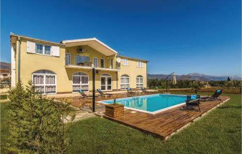 2 Bedroom Stunning Apartment In Divulje
