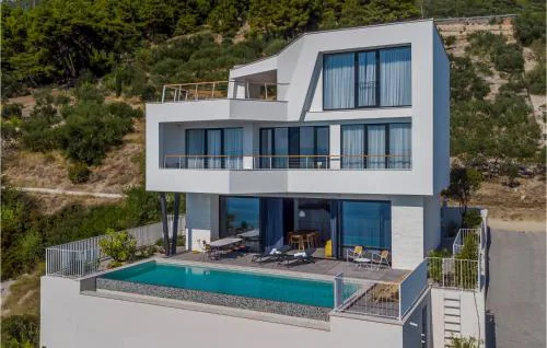 Nice Home In Brela With Wifi