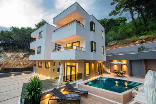SunnySide luxury suites with free parking and swimming pool