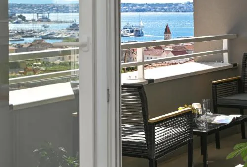 Apartment TRI MASLINE with seaview