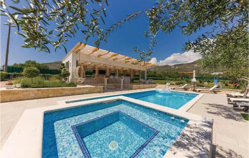 Cozy Home In Seget Donji With Jacuzzi