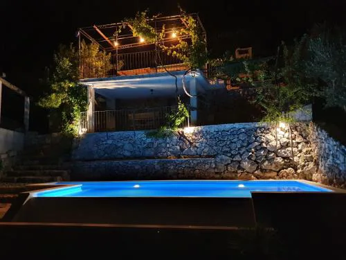Villa Jerković-Secluded house and apartment with pool