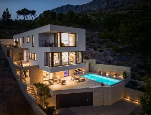 Deluxe Villa Nitia with 4 bedrooms 550m from sandy beach