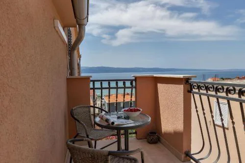 Gästezimmer für zwei Personen mit Balkon