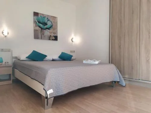 Lovely 2-bedroom, 2-bathroom apartment with sea view balcony, 200m from beach