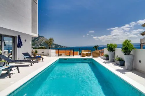 Seaview villa Mila with 4 en-suite bedrooms, private pool, Finnish sauna, Treadmill, sandy beach 250m