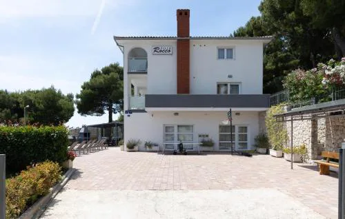 Ten-Bedroom Holiday Home In Duce