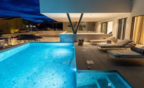 Villa Siete Luxury Living Just Steps from the Beach