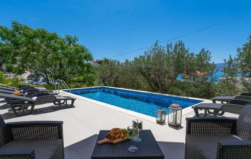 Villa Verde with 4 en-suite bedrooms, private pool, 200m from sandy beach