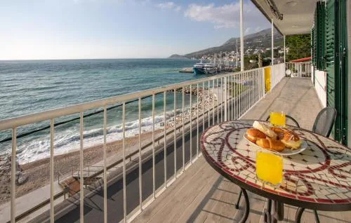 3 Bedroom Nice Apartment In Dugi Rat