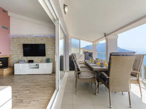 Apartments Hope Dugi Rat - Three-Bedroom Apartment with Jacuzzi and Terrace with Sea View