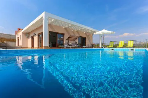 Villa Longfield-private heated pool, sauna, air-conditioned
