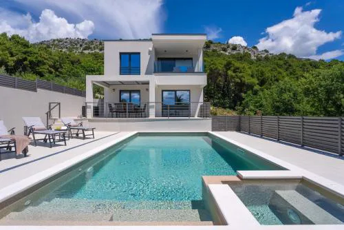 Hillside Villa Paradise with Heated pool, Gym, Fun zone