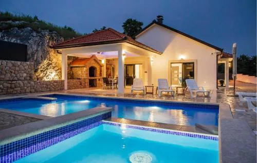 Amazing Home In Gornji Prolosac
