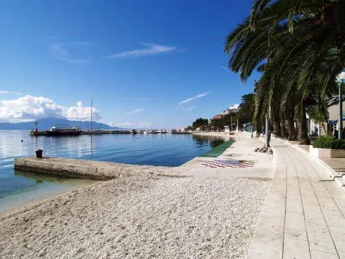 Gesamte Wohnung In Gradac Mit Möbliertem Balkon