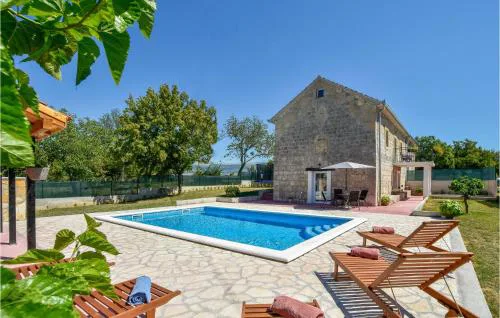3 Bedroom Cozy Home In Hrvace