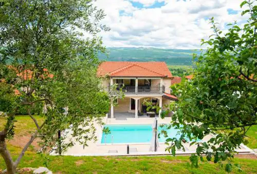 Stone house with 4 bedrooms and beautiful view