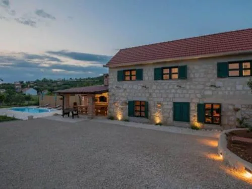 Adorable holiday home with swimming pool