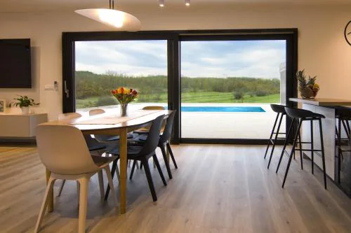 Holiday Home Oasis for You with Heated Pool