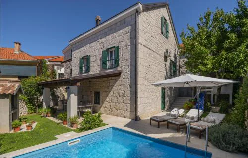 Three-Bedroom Holiday Home In Imotski