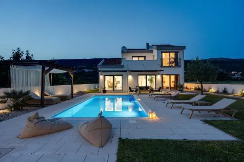 Villa Anja is a 4 bedroom villa with a 32 sqm heated pool near Imotski